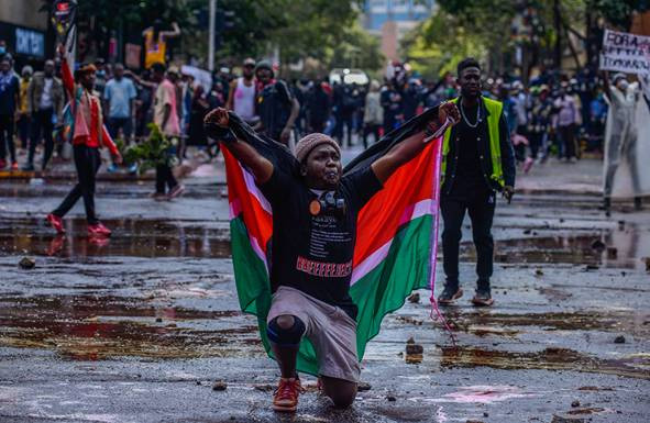 Halk protesto etti. Vergi artışından vazgeçildi - Resim: 16
